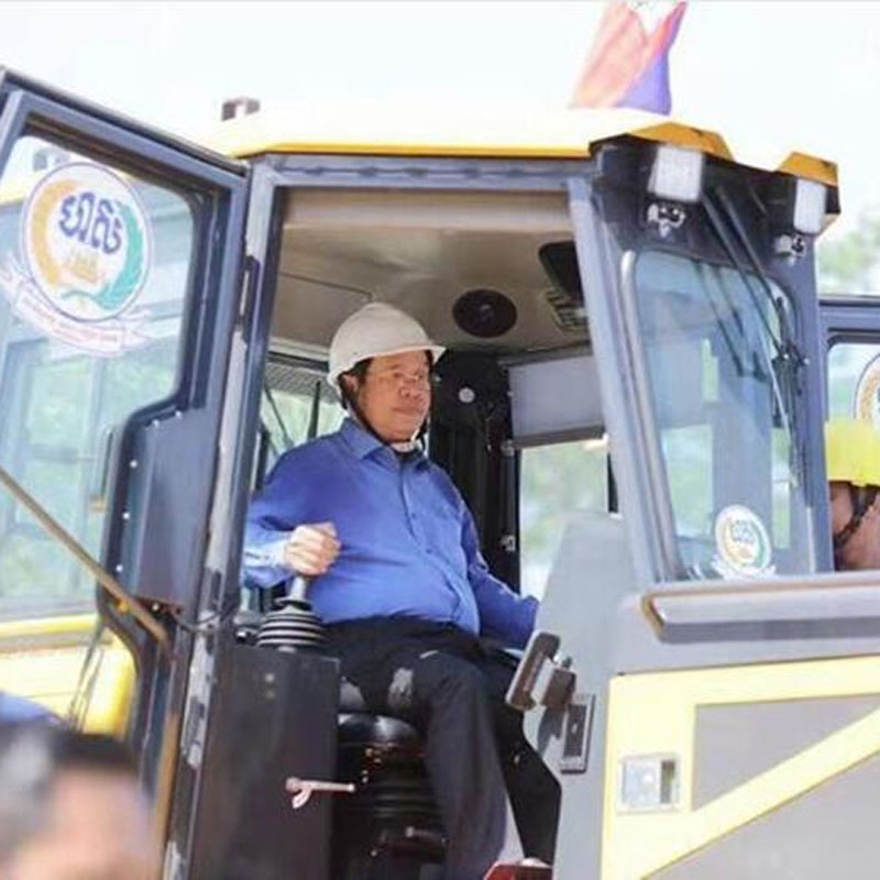 Ο Πρωθυπουργός της Καμπότζης Hun Sen δοκιμάζει το Shantui Bulldozer